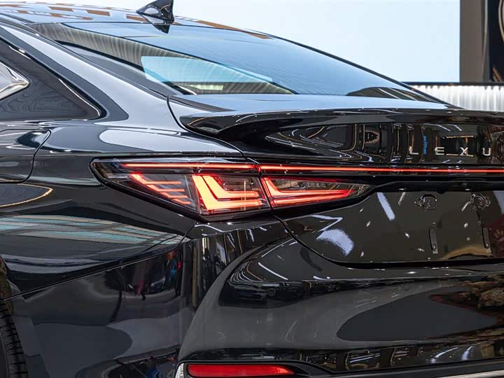 Фото 7 - Lexus ES