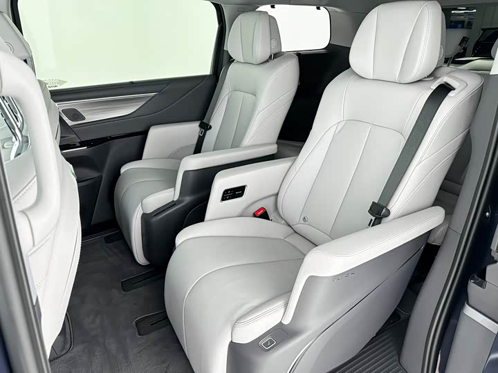 Фото 7 - Buick GL8 ES