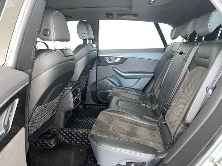 Фото 9 - Audi Q8