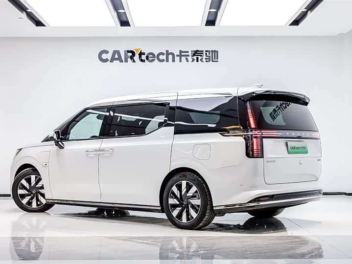 Фото 4 - Volvo EM90