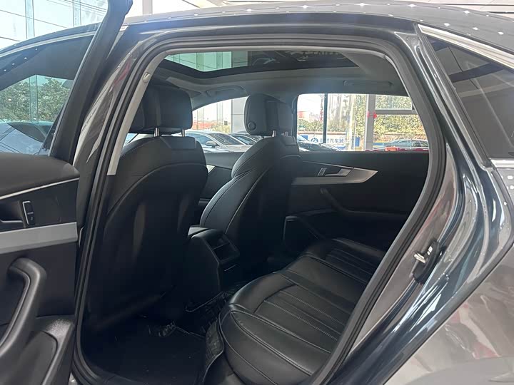 Фото 6 - Audi A4L