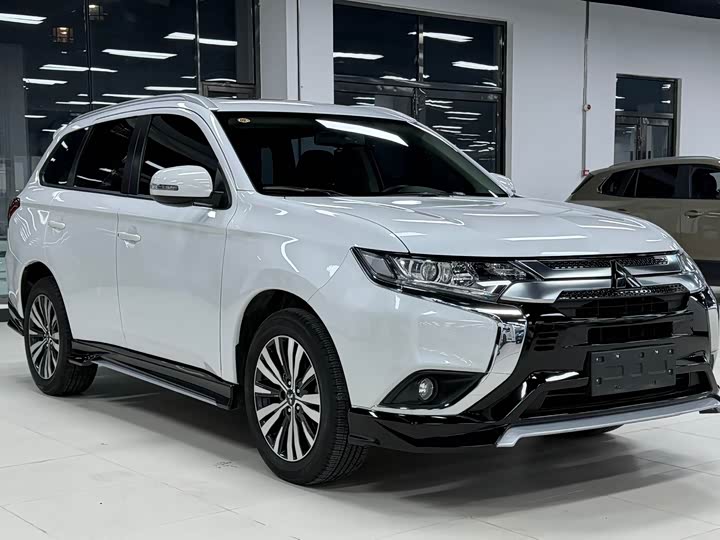 Фото 3 - Mitsubishi Outlander