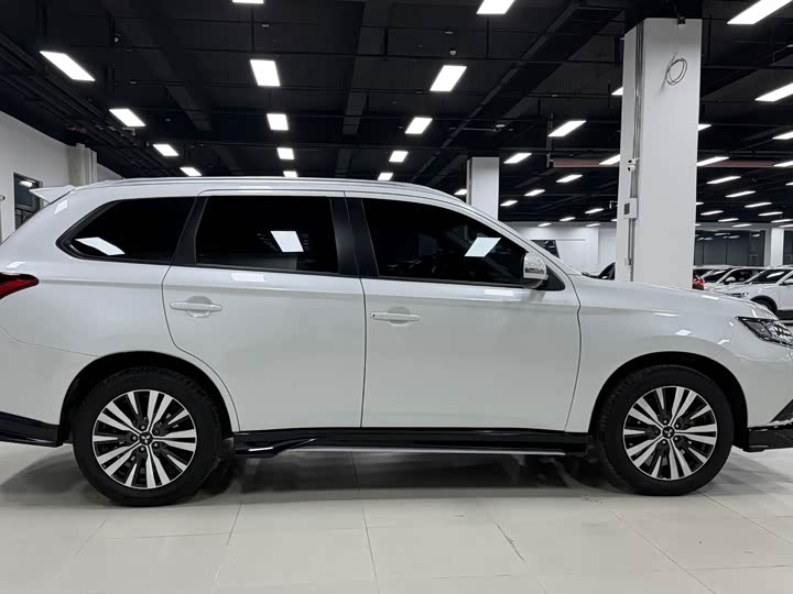 Фото 4 - Mitsubishi Outlander