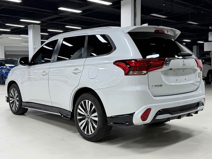 Фото 7 - Mitsubishi Outlander