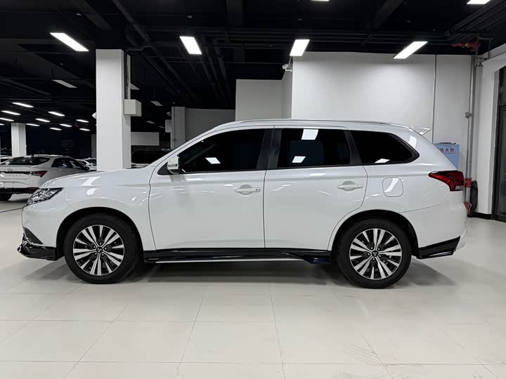 Фото 8 - Mitsubishi Outlander