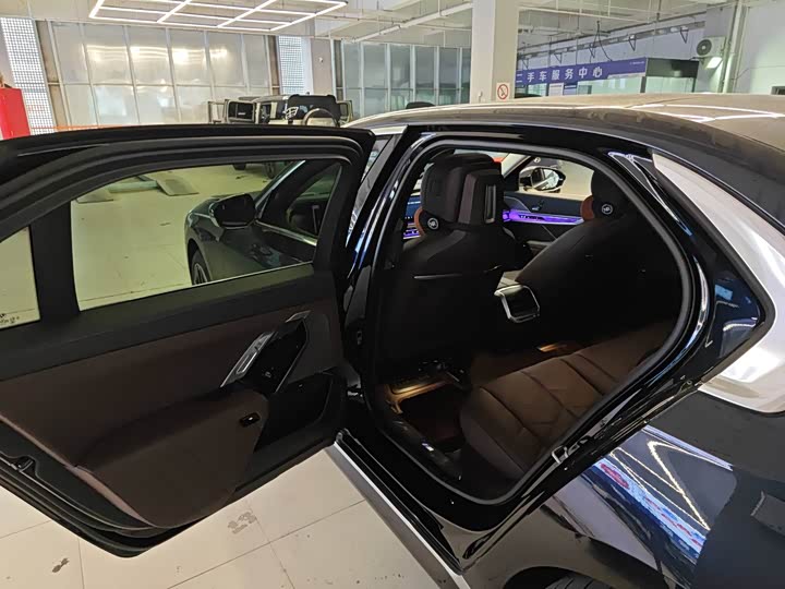 Фото 2 - BMW 7 Series