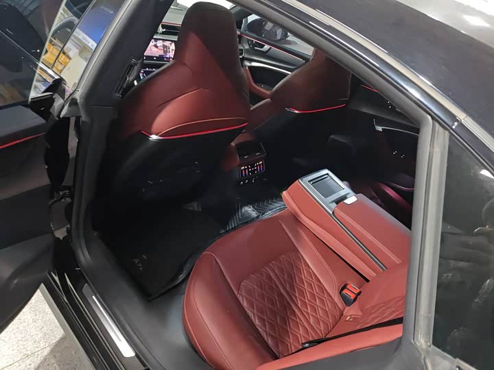 Фото 6 - Audi A7L