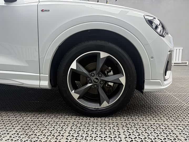 Фото 9 - Audi Q3