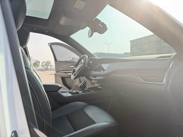 Фото 8 - Cadillac XT4