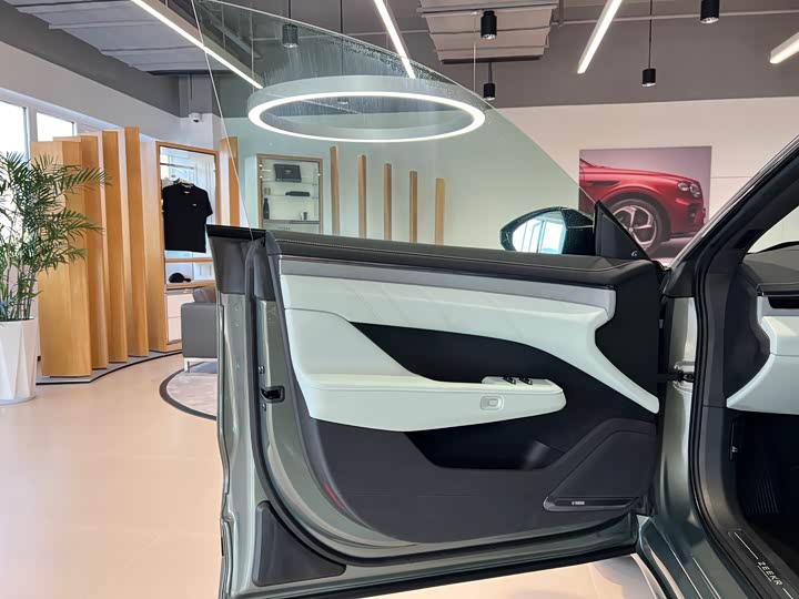 Фото 7 - Zeekr 001