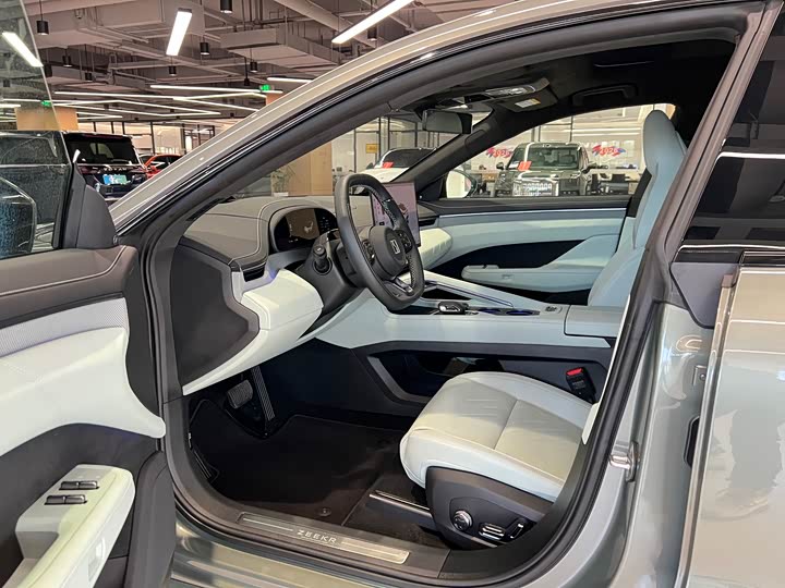 Фото 8 - Zeekr 001
