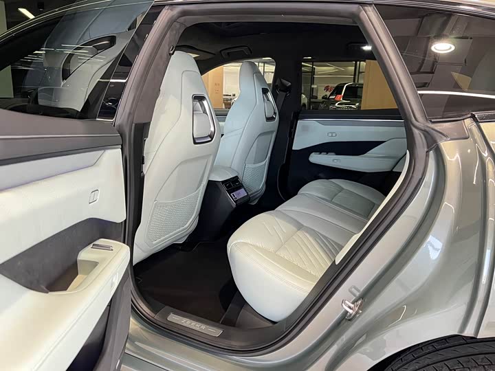 Фото 9 - Zeekr 001