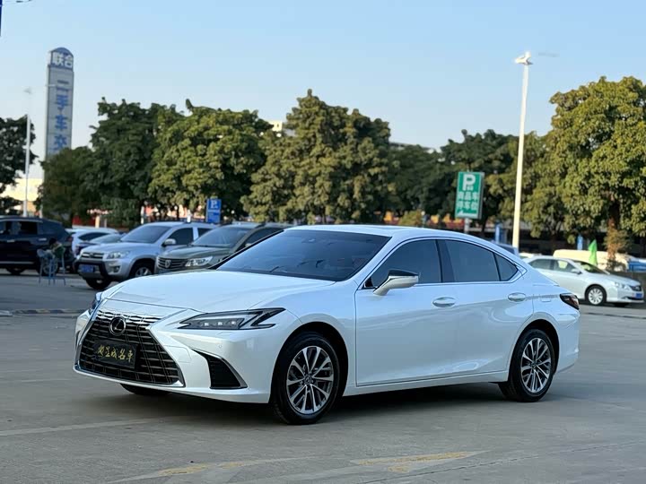 Фото 1 - Lexus ES