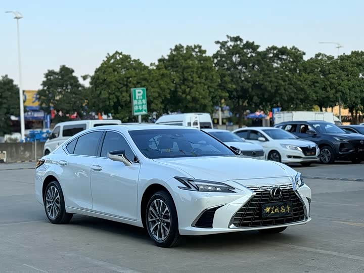 Фото 3 - Lexus ES