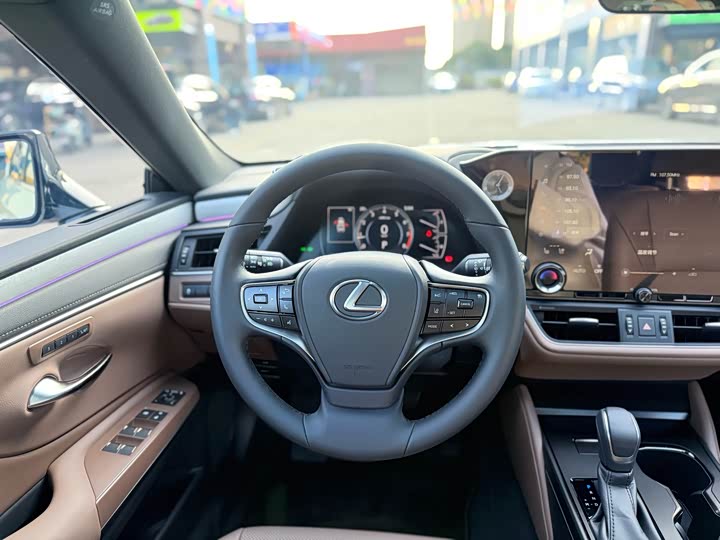 Фото 6 - Lexus ES