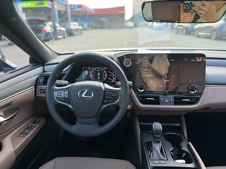 Фото 7 - Lexus ES