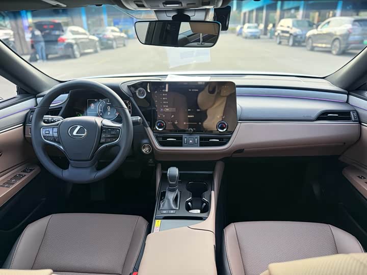 Фото 8 - Lexus ES