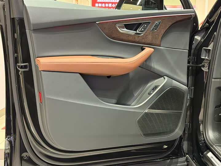 Фото 9 - Audi Q7