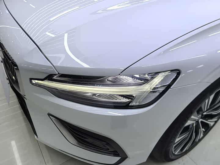 Фото 4 - Volvo S60