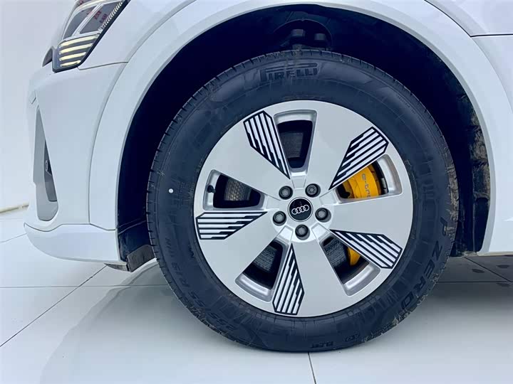 Фото 6 - Audi e-tron