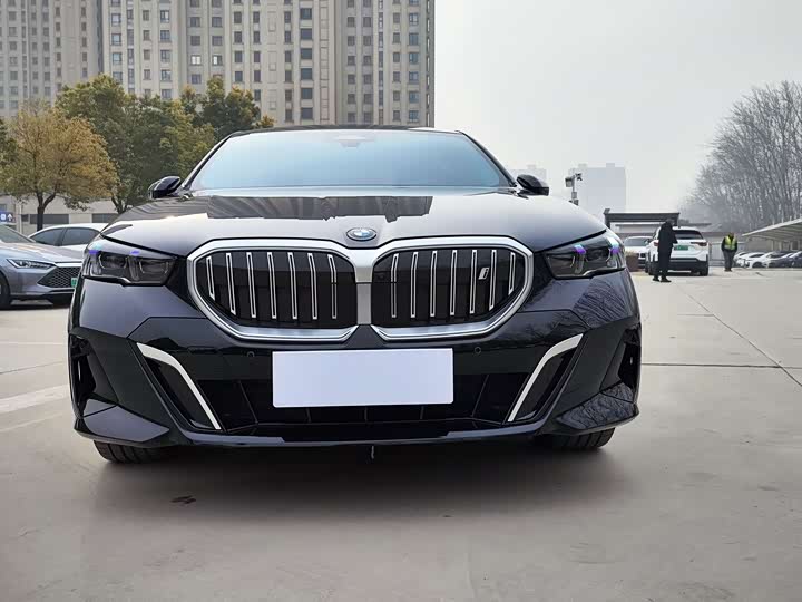 Фото 3 - BMW i5