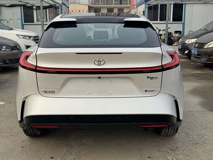 Фото 5 - Toyota bZ5