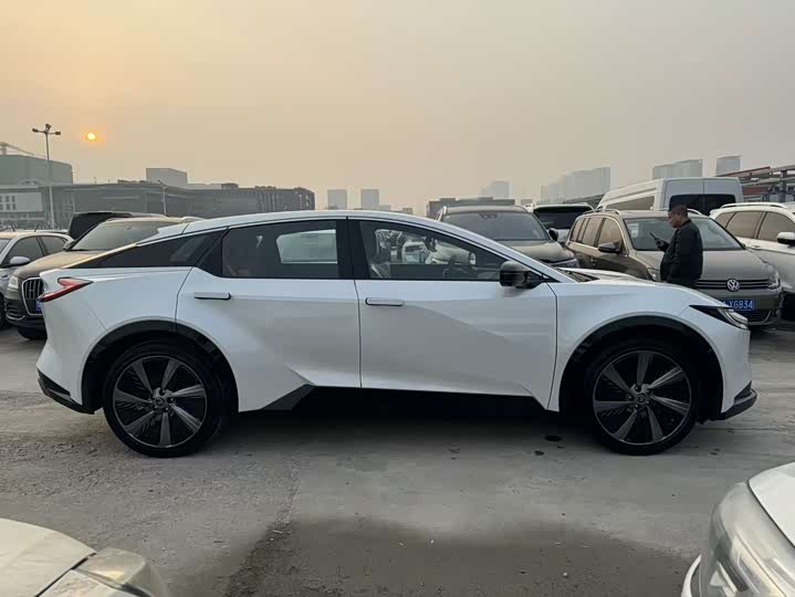 Фото 6 - Toyota bZ5