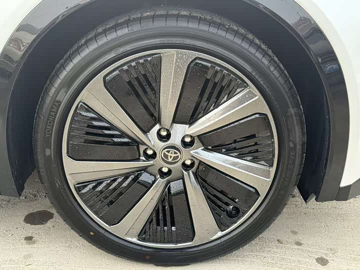 Фото 7 - Toyota bZ5