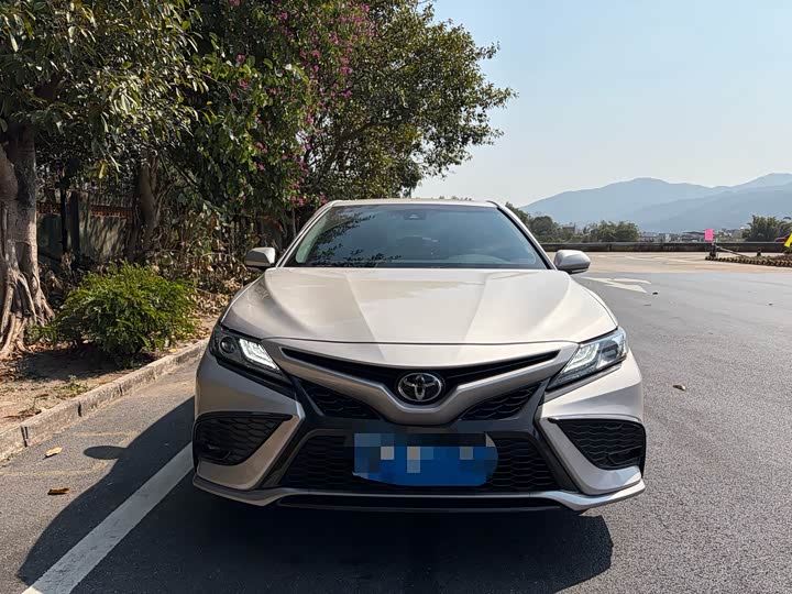 Фото 2 - Toyota Camry