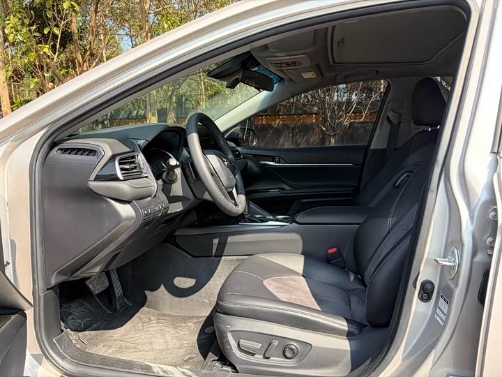 Фото 4 - Toyota Camry