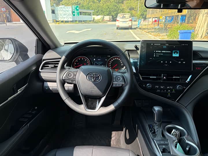 Фото 8 - Toyota Camry