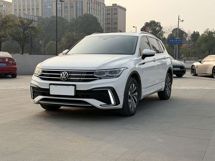 Фото 1 - Volkswagen Tiguan L Hybrid