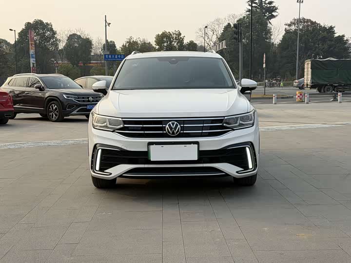 Фото 2 - Volkswagen Tiguan L Hybrid