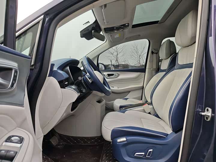 Фото 4 - Roewe iMax 8