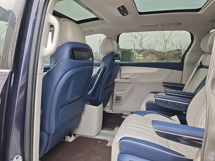 Фото 7 - Roewe iMax 8