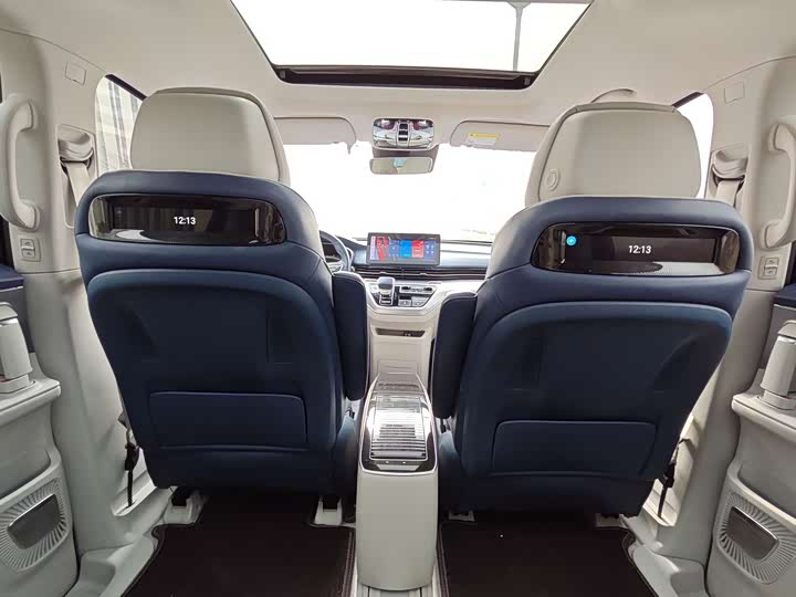 Фото 9 - Roewe iMax 8