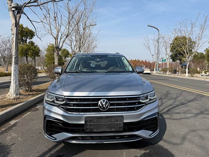 Фото 2 - Volkswagen Tiguan L Pro