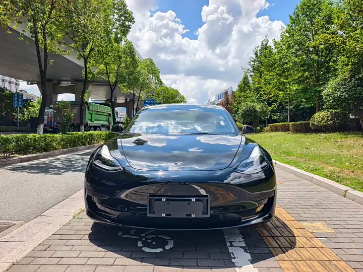 Фото 1 - Tesla Model 3