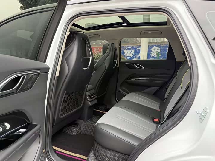 Фото 6 - Hongqi HS3