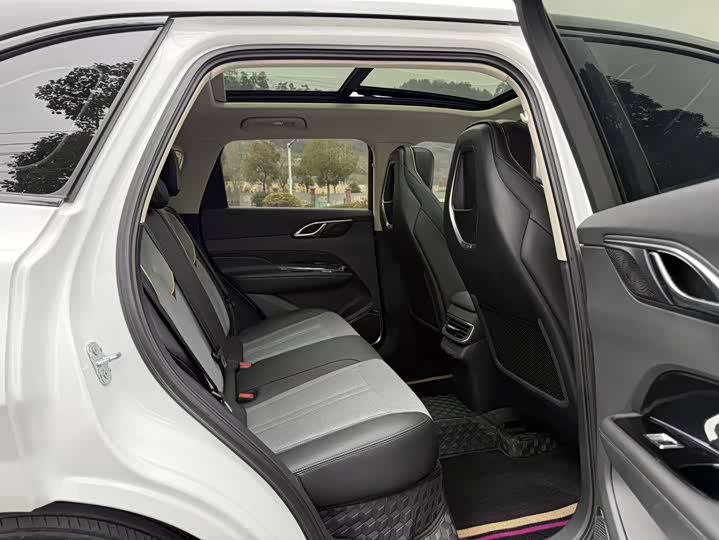 Фото 7 - Hongqi HS3