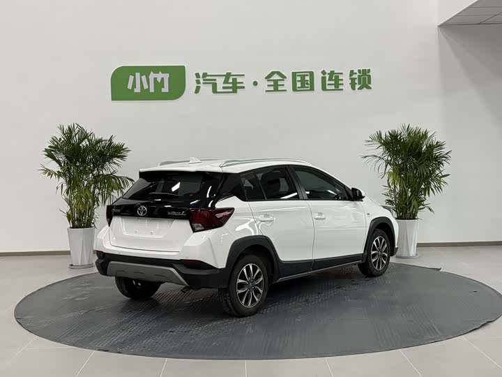 Фото 3 - Toyota Yaris L Hatchback