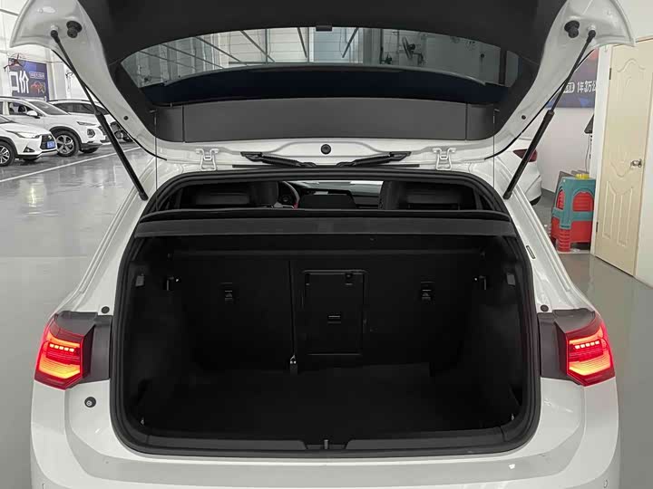 Фото 4 - Toyota Yaris L Hatchback