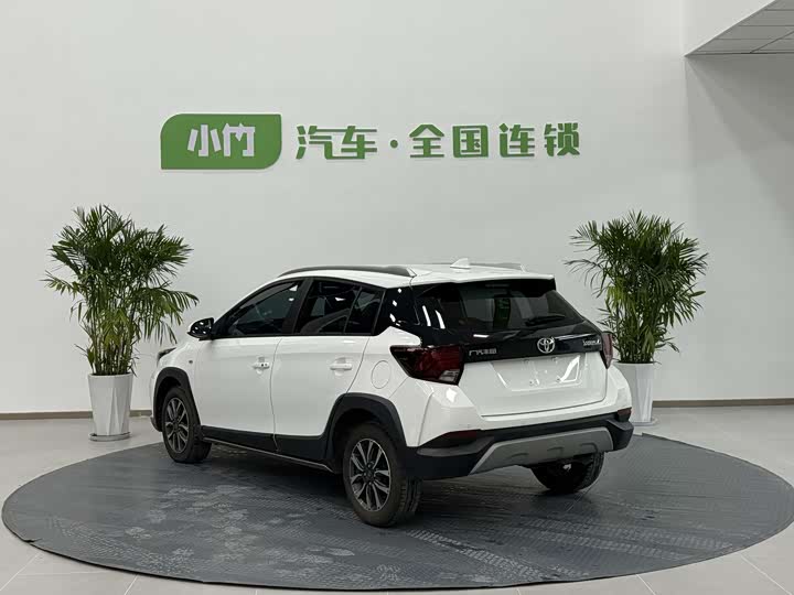 Фото 8 - Toyota Yaris L Hatchback