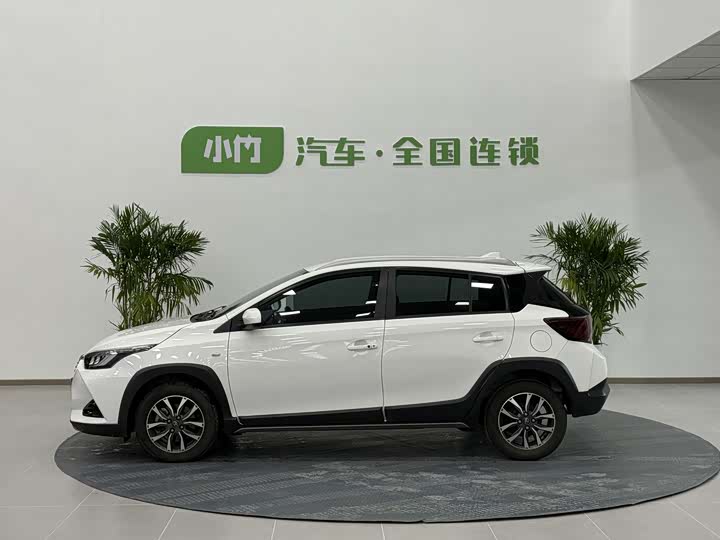 Фото 9 - Toyota Yaris L Hatchback