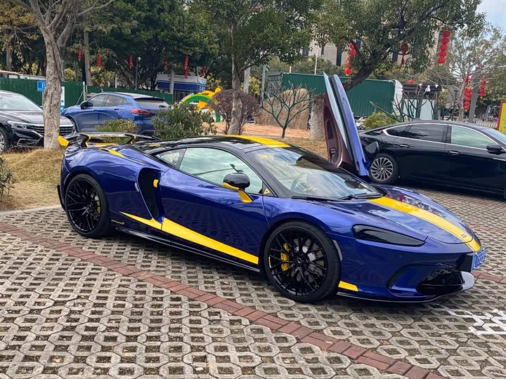 Фото 2 - McLaren GT