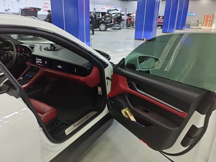 Фото 9 - Porsche Taycan