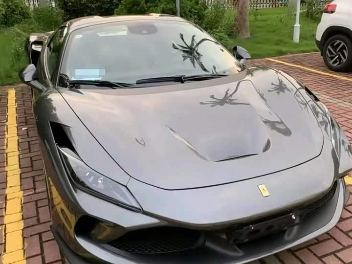 Photo 2 - Ferrari F8