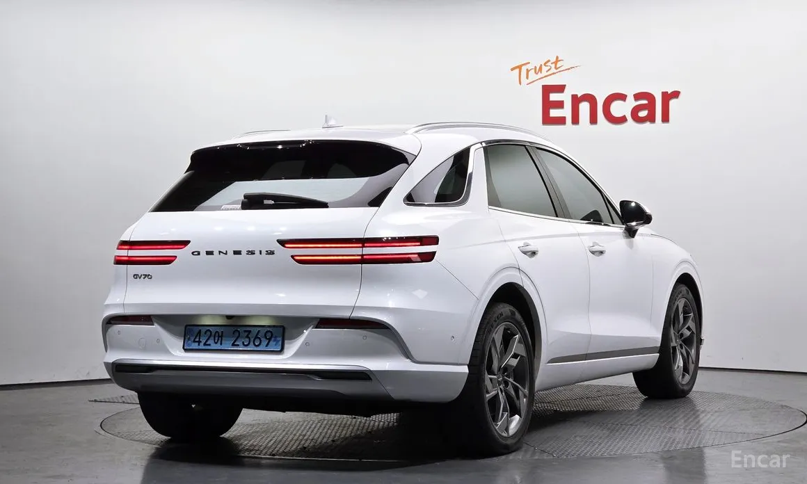 Фото 2 - Genesis GV70