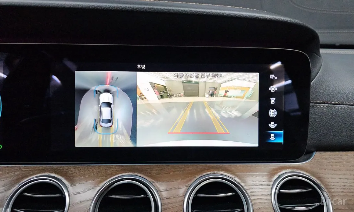 Фото 13 - Mercedes-Benz E-Class