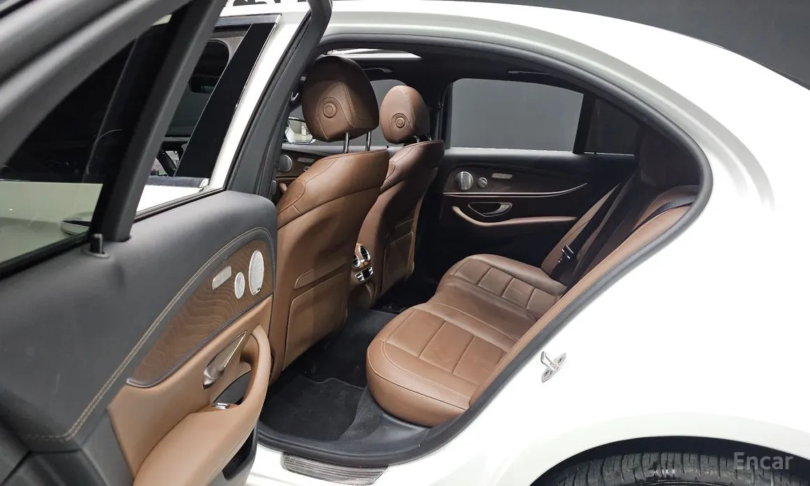 Фото 19 - Mercedes-Benz E-Class